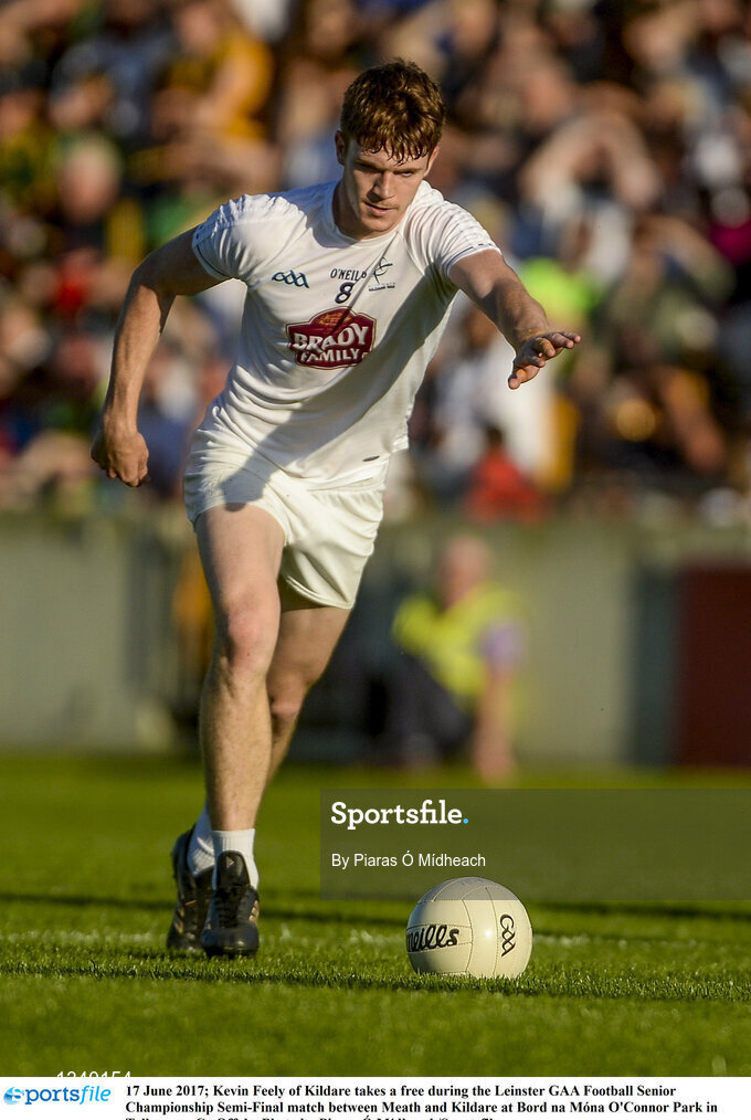17 June 2017; Kevin Feely of Kildare takes a free during the Leinster GAA Football Senior Championship Semi-Final match between Meath and Kildare at Bord na Móna O'Connor Park in Tullamore, Co Offaly. Photo by Piaras Ó Mídheach/Sportsfile