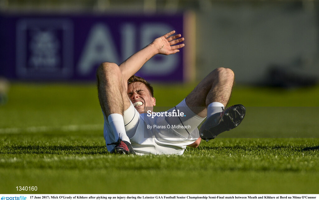 17 June 2017; Mick O'Grady of Kildare after picking up an injury during the Leinster GAA Football Senior Championship Semi-Final match between Meath and Kildare at Bord na Móna O'Connor Park in Tullamore, Co Offaly. Photo by Piaras Ó Mídheach/Sportsfile