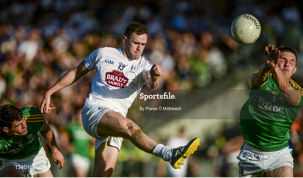 17 June 2017; Cathal McNally of Kildare in action against Donal Keogan, left, and Conor McGill of Meath during the Leinster GAA Football Senior Championship Semi-Final match between Meath and Kildare at Bord na Móna O'Connor Park in Tullamore, Co Offaly. Photo by Piaras Ó Mídheach/Sportsfile