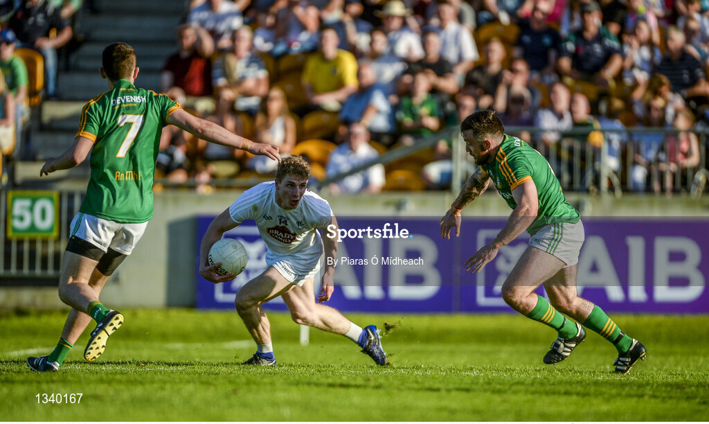 17 June 2017; Daniel Flynn of Kildare in action against Shane McEntee, left, and Mickey Burke of Meath during the Leinster GAA Football Senior Championship Semi-Final match between Meath and Kildare at Bord na Móna O'Connor Park in Tullamore, Co Offaly. Photo by Piaras Ó Mídheach/Sportsfile