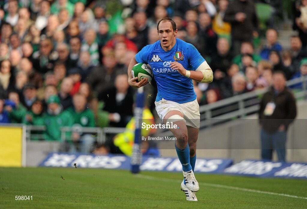 25 February 2012; Sergio Parisse, Italy, runs through to score his side's first try. RBS Six Nations Rugby Championship, Ireland v Italy, Aviva Stadium, Lansdowne Road, Dublin. Picture credit: Brendan Moran / SPORTSFILE