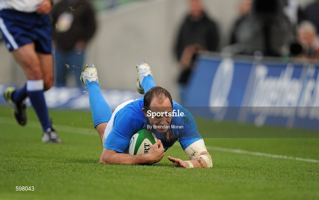 25 February 2012; Sergio Parisse, Italy, goes over to score his side's first try. RBS Six Nations Rugby Championship, Ireland v Italy, Aviva Stadium, Lansdowne Road, Dublin. Picture credit: Brendan Moran / SPORTSFILE