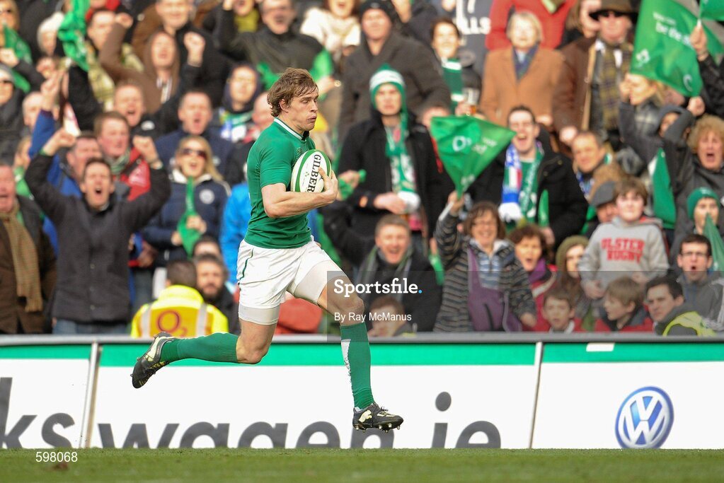 25 February 2012; Andrew Trimble, Ireland, races up the line on his way to scoring his side's fifth try. RBS Six Nations Rugby Championship, Ireland v Italy, Aviva Stadium, Lansdowne Road, Dublin. Picture credit: Ray McManus / SPORTSFILE