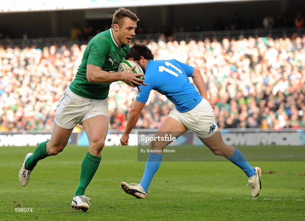 25 February 2012; Tommy Bowe, Ireland, goes past the tackle of Luke McLean, Italy, on his way to scoring his side's third try. RBS Six Nations Rugby Championship, Ireland v Italy, Aviva Stadium, Lansdowne Road, Dublin. Picture credit: Brendan Moran / SPORTSFILE