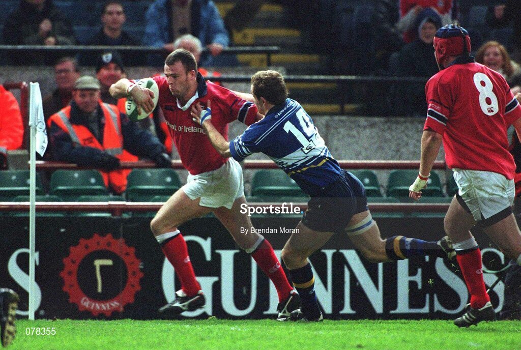 15 December 2001; John O'Neill, Munster, goes past Leinster's Denis Hickie on his way to scoring a try. Leinster v Munster, Celtic League, Final, Lansdowne Road, Dublin. Rugby. Picture credit; Brendan Moran / SPORTSFILE