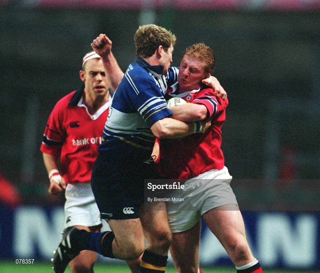15 December 2001; Munster's Anthony Horgan, in action against Leinster's Gordon D'Arcy. Leinster v Munster, Celtic League, Final, Lansdowne Road, Dublin. Rugby. Picture credit; Brendan Moran / SPORTSFILE