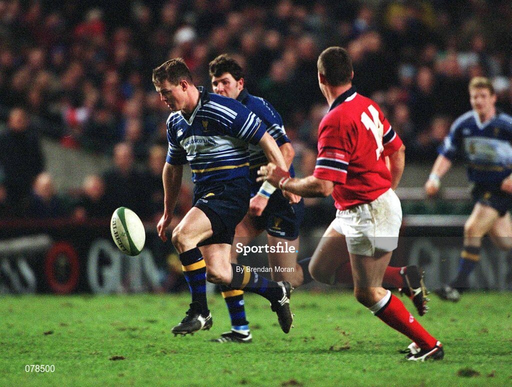15 December 2001; Brian O'Dricoll, Leinster, in action against Jon O'Neill. Leinster v Munster, Celtic League, Final, Lansdowne Road, Dublin. Rugby. Picture credit; Brendan Moran / SPORTSFILE