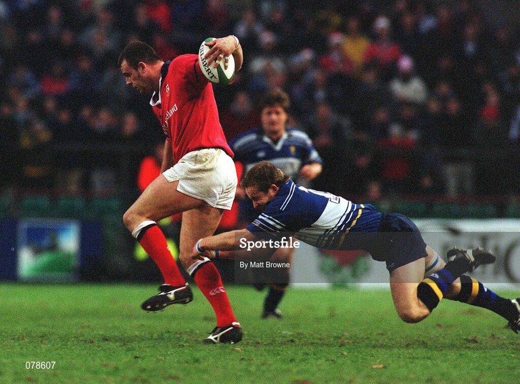 15 December 2001; John O'Neill, Munster, in action against Leinster's Denis Hickie. Leinster v Munster, Celtic League, Final, Lansdowne Road, Dublin. Rugby. Picture credit; Matt Browne / SPORTSFILE