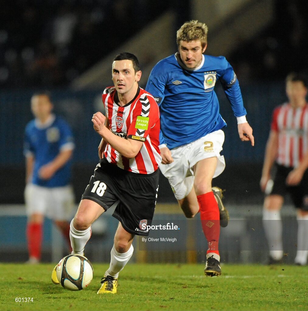 5 March 2012; Mark Farren, Derry City, in action against Stephen Douglas, Linfield. 2012 Setanta Sports Cup, Quarter-Final, 1st Leg, Linfield v Derry City, Windsor Park, Belfast, Co. Antrim. Picture credit: Oliver McVeigh / SPORTSFILE