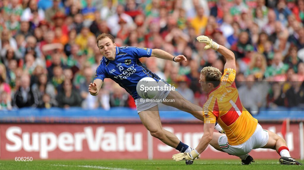 21 August 2011; Darran O'Sullivan, Kerry, has his shot saved by Mayo goalkeeper Robert Hennelly in the opening moments of the game. GAA Football All-Ireland Senior Championship Semi-Final, Mayo v Kerry, Croke Park, Dublin. Picture credit: Brendan Moran / SPORTSFILE