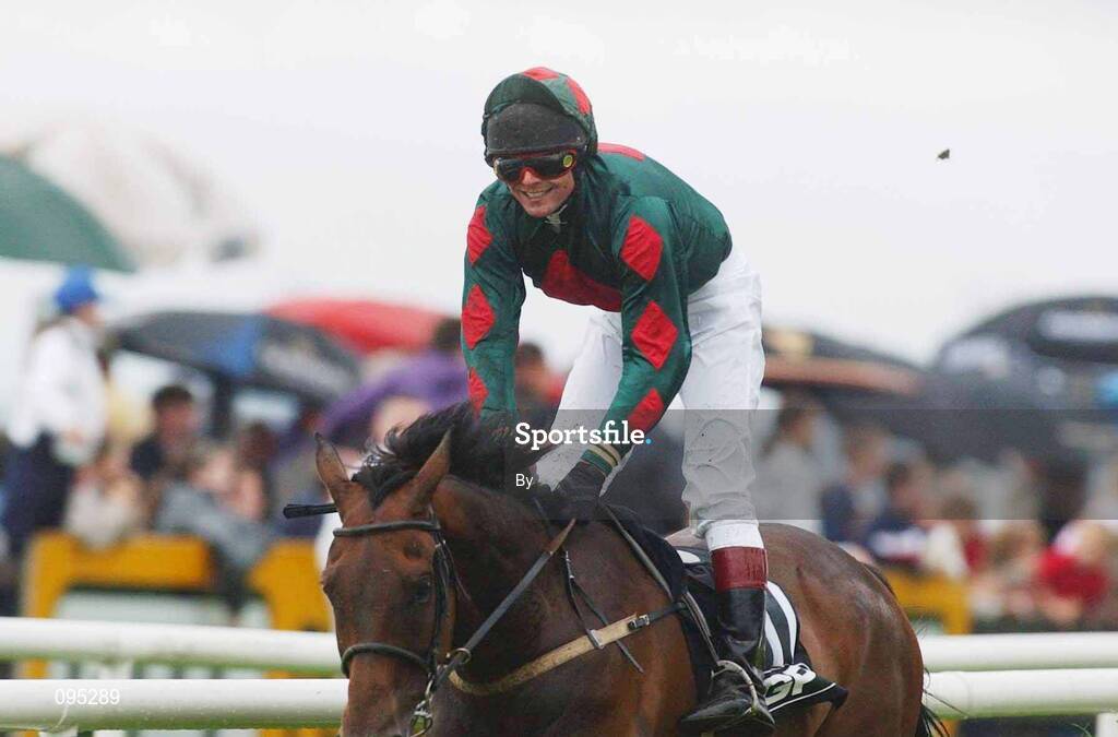29 July 2002 Quadco with Peter Fahey up on their way to winning the G.P.T Galway Q.R Handicap, Galway Races, Ballybrit, Co. Galway, horse racing. Picture credit; Damien Eagers / SPORTSFILE *EDI*