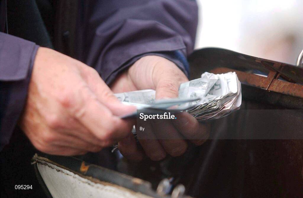 29 July 2002 A Bookmaker counts out a customers winnings, Galway Races, Ballybrit, Co. Galway. horse racing. Picture credit; Damien Eagers / SPORTSFILE *EDI*