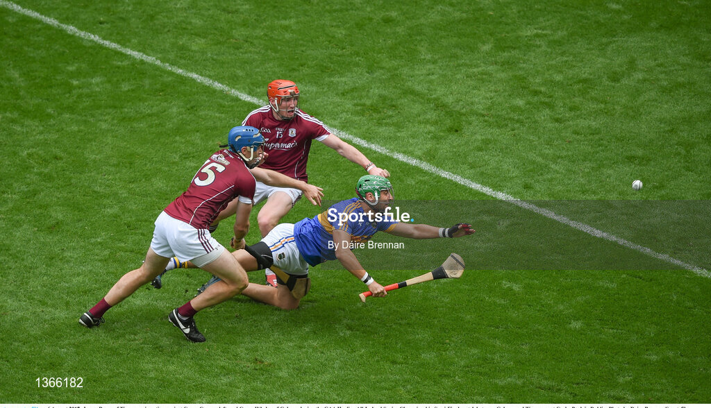 6 August 2017; James Barry of Tipperary in action against Conor Cooney, left, and Conor Whelan of Galway during the GAA Hurling All-Ireland Senior Championship Semi-Final match between Galway and Tipperary at Croke Park in Dublin. Photo by Daire Brennan/Sportsfile
