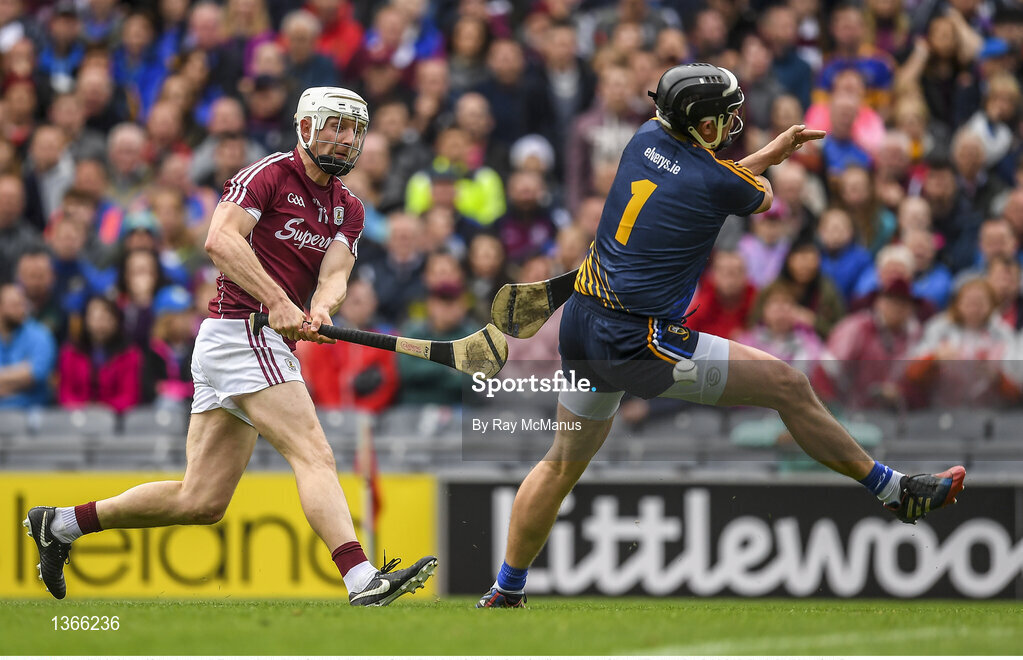 6 August 2017; Joe Canning of Galway shoots past the Tipperary goalkeeper Darren Gleeson and wide during the GAA Hurling All-Ireland Senior Championship Semi-Final match between Galway and Tipperary at Croke Park in Dublin. Photo by Ray McManus/Sportsfile