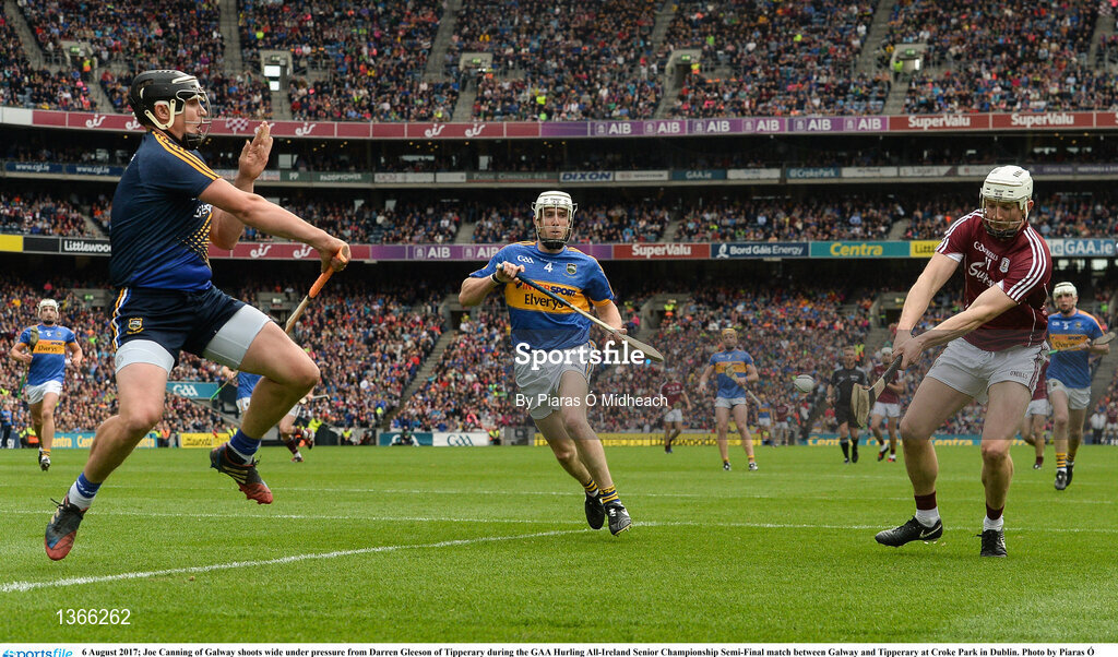 6 August 2017; Joe Canning of Galway shoots wide under pressure from Darren Gleeson of Tipperary during the GAA Hurling All-Ireland Senior Championship Semi-Final match between Galway and Tipperary at Croke Park in Dublin. Photo by Piaras Ó Mídheach/Sportsfile