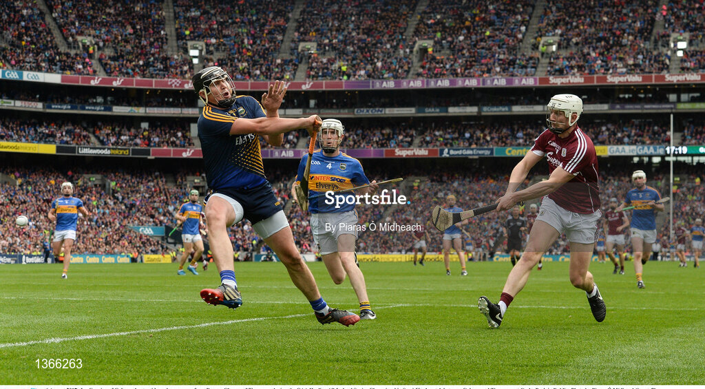 6 August 2017; Joe Canning of Galway shoots wide under pressure from Darren Gleeson of Tipperary during the GAA Hurling All-Ireland Senior Championship Semi-Final match between Galway and Tipperary at Croke Park in Dublin. Photo by Piaras Ó Mídheach/Sportsfile