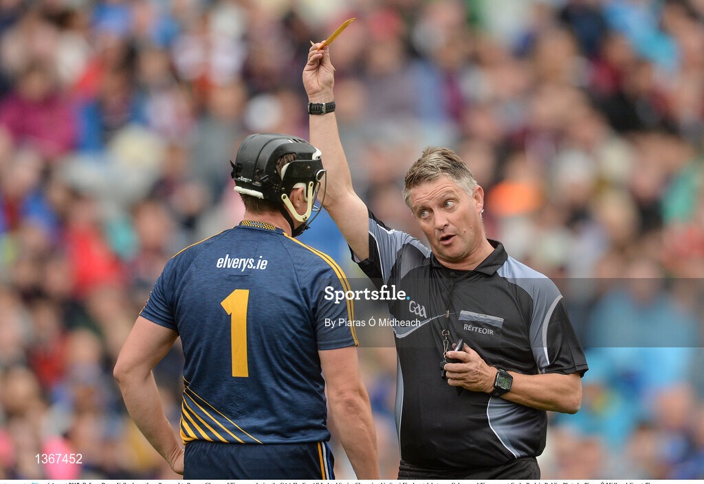 6 August 2017; Referee Barry Kelly shows the yellow card to Darren Gleeson of Tipperary during the GAA Hurling All-Ireland Senior Championship Semi-Final match between Galway and Tipperary at Croke Park in Dublin. Photo by Piaras Ó Mídheach/Sportsfile