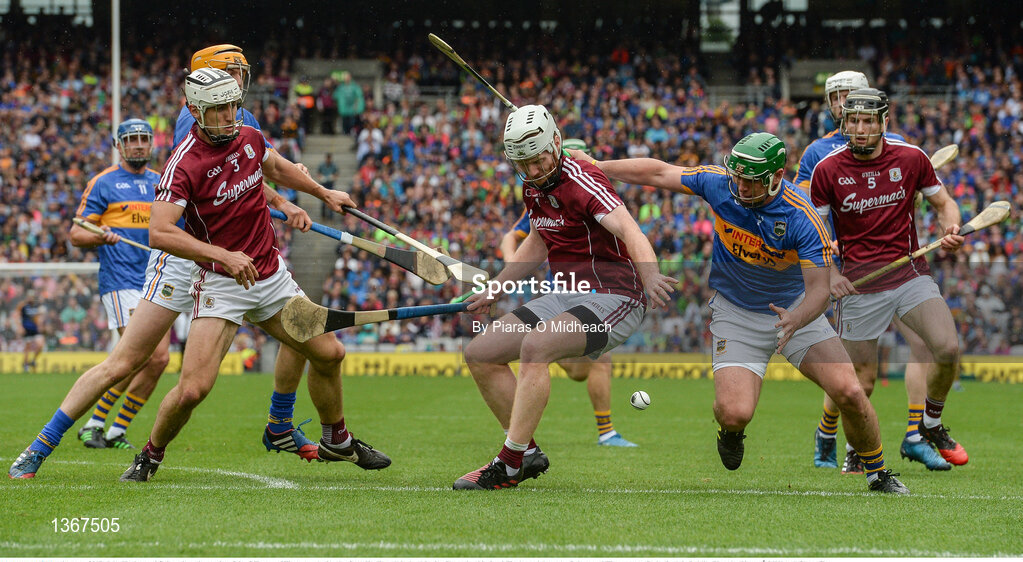 6 August 2017; John Hanbury of Galway in action against John O'Dwyer of Tipperary during the GAA Hurling All-Ireland Senior Championship Semi-Final match between Galway and Tipperary at Croke Park in Dublin. Photo by Piaras Ó Mídheach/Sportsfile