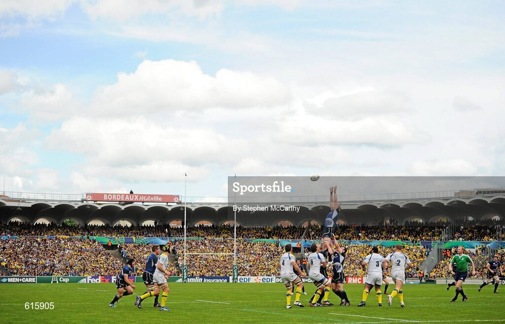 29 April 2012; Jamie Heaslip, Leinster, takes possession in a lineout. Heineken Cup Semi-Final, ASM Clermont Auvergne v Leinster, Stade Chaban Delmas, Bordeaux, France. Picture credit: Stephen McCarthy / SPORTSFILE