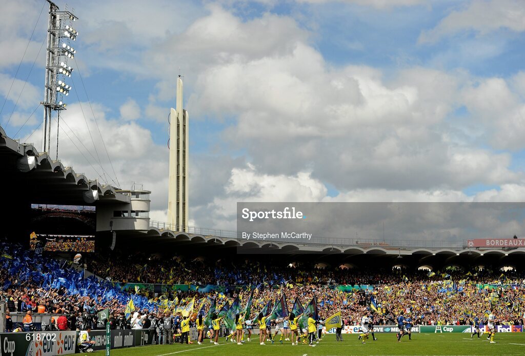 29 April 2012; ASM Clermont Auvergne and Leinster teams take to the pitch ahead of the game. Heineken Cup Semi-Final, ASM Clermont Auvergne v Leinster, Stade Chaban Delmas, Bordeaux, France. Picture credit: Stephen McCarthy / SPORTSFILE