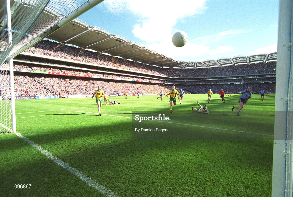 17 August 2002; Ray Cosgrove of Dublin, right, puts the ball past Donegal goalkeeper Tony Blake to score a goal for his side during the Bank of Ireland All-Ireland Senior Football Championship Quarter-Final Replay match between Dublin and Donegal at Croke Park in Dublin. Photo by Damien Eagers/Sportsfile