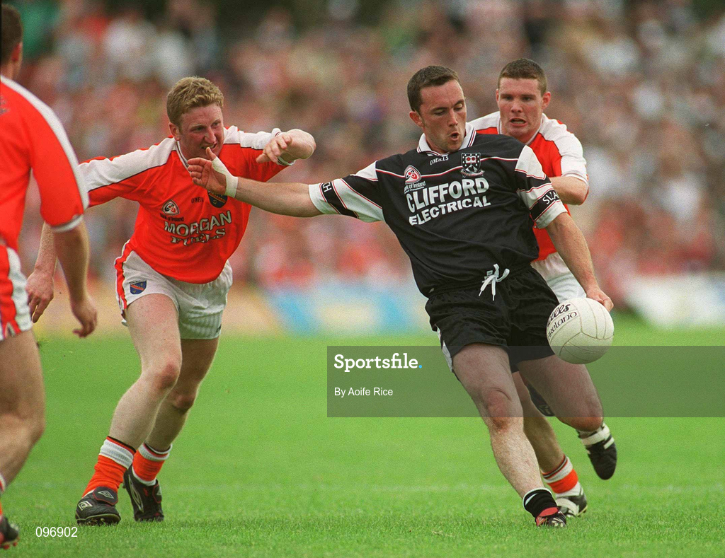 18 August 2002; Dessie Sloyan of Sligo in action against Francis Bellew, left, and John Toal of Armagh during the Bank of Ireland All-Ireland Senior Football Championship Quarter-Final Replay match between Armagh and Sligo at Páirc Tailteann in Navan, Meath. Photo by Aoife Rice/Sportsfile