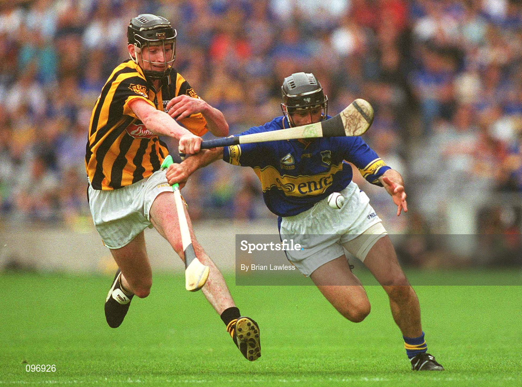 18 August 2002; Thomas Dunne of Tipperary in action against Martin Comerford of Kilkenny during the Guinness All-Ireland Senior Hurling Championship Semi-Final match between Kilkenny and Tipperary at Croke Park in Dublin. Photo by Brian Lawless/Sportsfile
