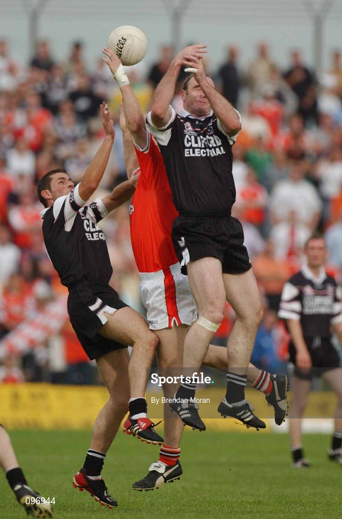 18 August 2002; Paul Durcan, right, and Eamonn O'Hara of Sligo in action against Paul McGrane of Armagh during the Bank of Ireland All-Ireland Senior Football Championship Quarter-Final Replay match between Armagh and Sligo at Páirc Tailteann in Navan, Meath. Photo by Brendan Moran/Sportsfile