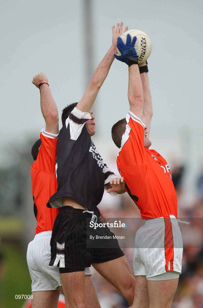 18 August 2002; John Toal, right, of Armagh and team-mate Aidan O'Rourke in action against Dara McGarty of Sligo during the Bank of Ireland All-Ireland Senior Football Championship Quarter-Final Replay match between Armagh and Sligo at Páirc Tailteann in Navan, Meath. Photo by Brendan Moran/Sportsfile