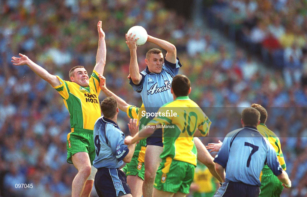 17 August 2002; Ciarán Whelan of Dublin catches the ball ahead of John Gildea of Donegal during the Bank of Ireland All-Ireland Senior Football Championship Quarter-Final Replay match between Dublin and Donegal at Croke Park in Dublin. Photo by Ray McManus/Sportsfile
