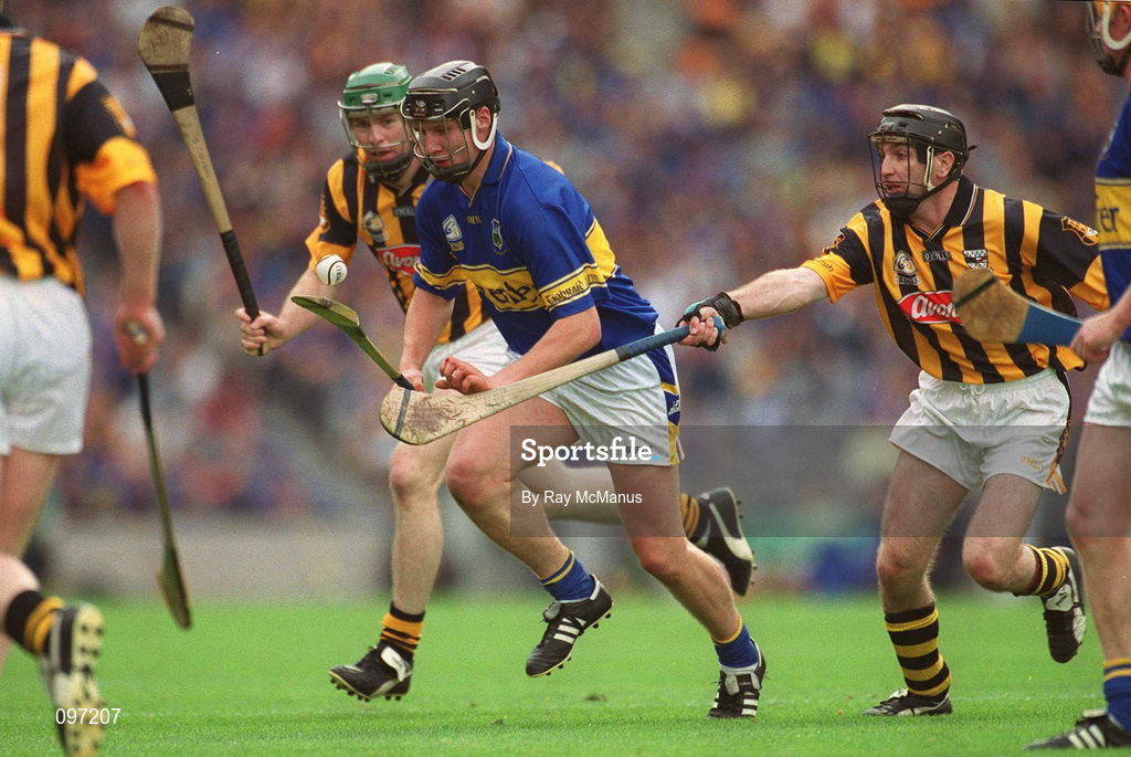 18 August 2002; Philip Maher of Tipperary in action against DJ Carey, right, and Jimmy Coogan of Kilkenny during the Guinness All-Ireland Senior Hurling Championship Semi-Final match between Kilkenny and Tipperary at Croke Park in Dublin. Photo by Ray McManus/Sportsfile