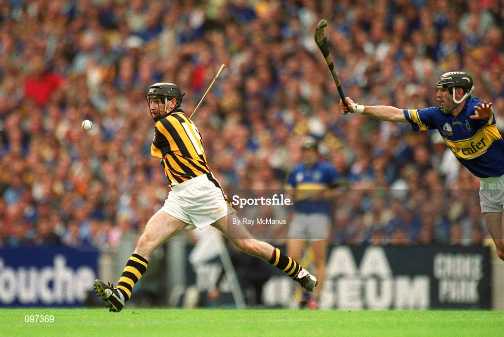 18 August 2002; DJ Carey of Kilkenny during the Guinness All-Ireland Senior Hurling Championship Semi-Final match between Kilkenny and Tipperary at Croke Park in Dublin. Photo by Ray McManus/Sportsfile
