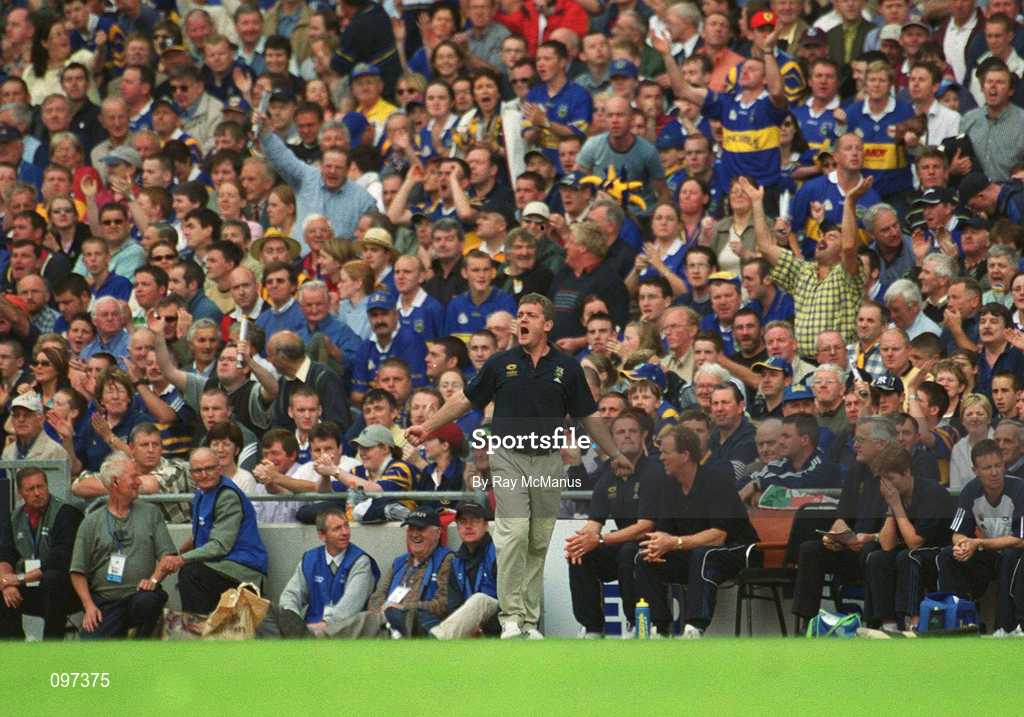 18 August 2002; Tipperary manager Nicky English urges on his team during the Guinness All-Ireland Senior Hurling Championship Semi-Final match between Kilkenny and Tipperary at Croke Park in Dublin. Photo by Ray McManus/Sportsfile