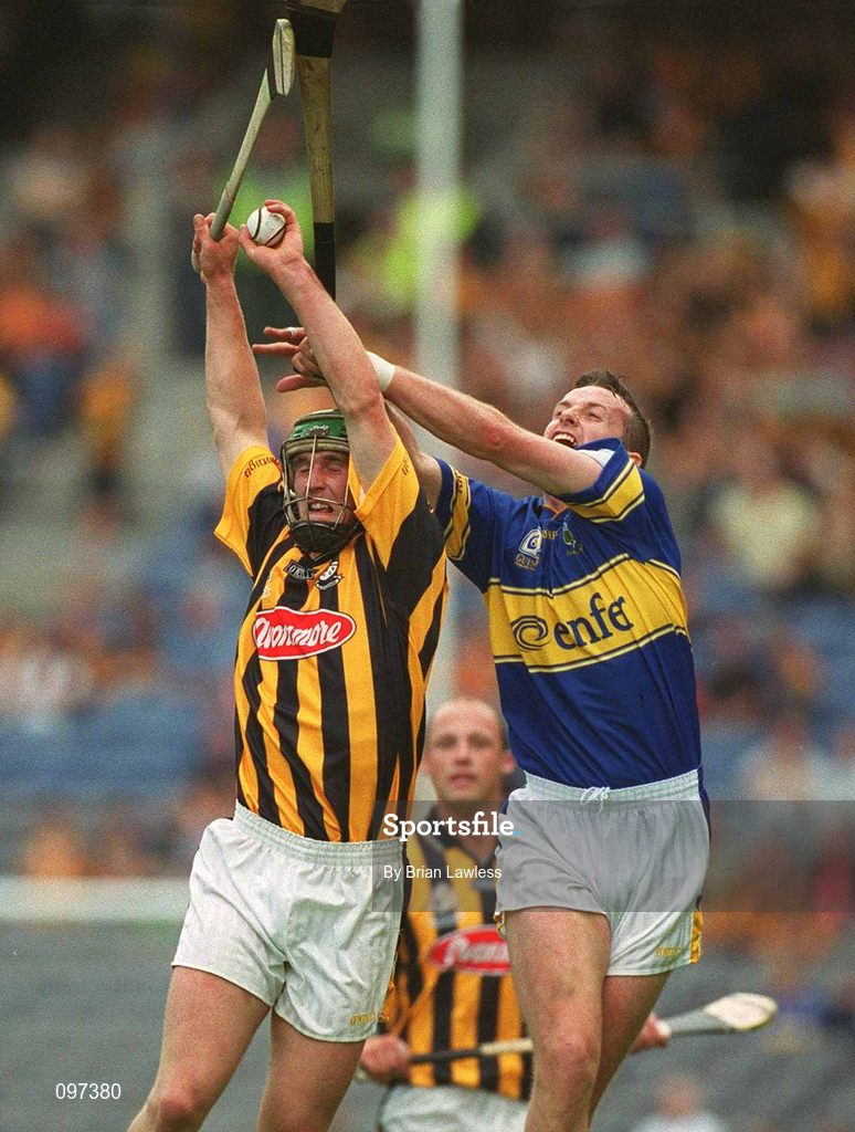 18 August 2002; Richard Mullally of Kilkenny in action against Brian O'Meara of Tipperary during the Guinness All-Ireland Senior Hurling Championship Semi-Final match between Kilkenny and Tipperary at Croke Park in Dublin. Photo by Brian Lawless/Sportsfile
