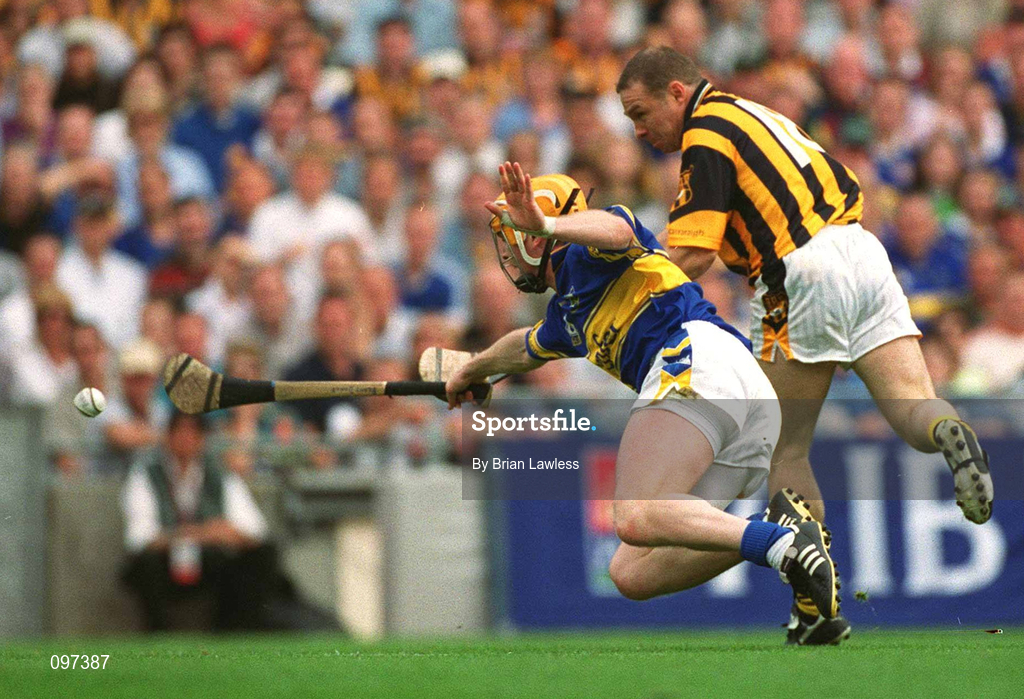 18 August 2002; Charlie Carter of Kilkenny shoots under pressure from Paul Ormonde of Tipperary during the Guinness All-Ireland Senior Hurling Championship Semi-Final match between Kilkenny and Tipperary at Croke Park in Dublin. Photo by Brian Lawless/Sportsfile