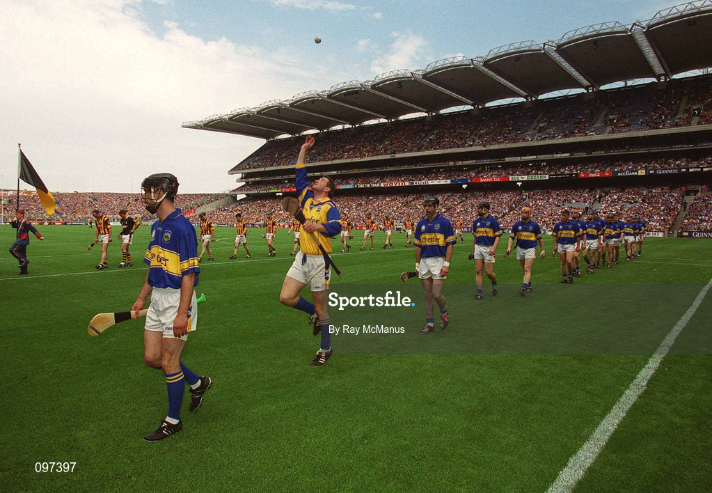 18 August 2002; Tipperary goalkeeper Brendan Cummins throws up the sliotar in the parade prior to the Guinness All-Ireland Senior Hurling Championship Semi-Final match between Kilkenny and Tipperary at Croke Park in Dublin. Photo by Ray McManus/Sportsfile