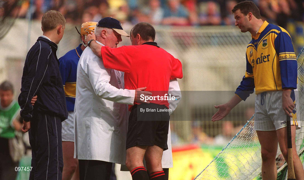 18 August 2002; Referee Aodán Mac Suibhne in coversation with his umpires, as Tipperary goalkeeper Brendan Cummins looks on, before awarding Kilkenny a point during the Guinness All-Ireland Senior Hurling Championship Semi-Final match between Kilkenny and Tipperary at Croke Park in Dublin. Photo by Brian Lawless/Sportsfile