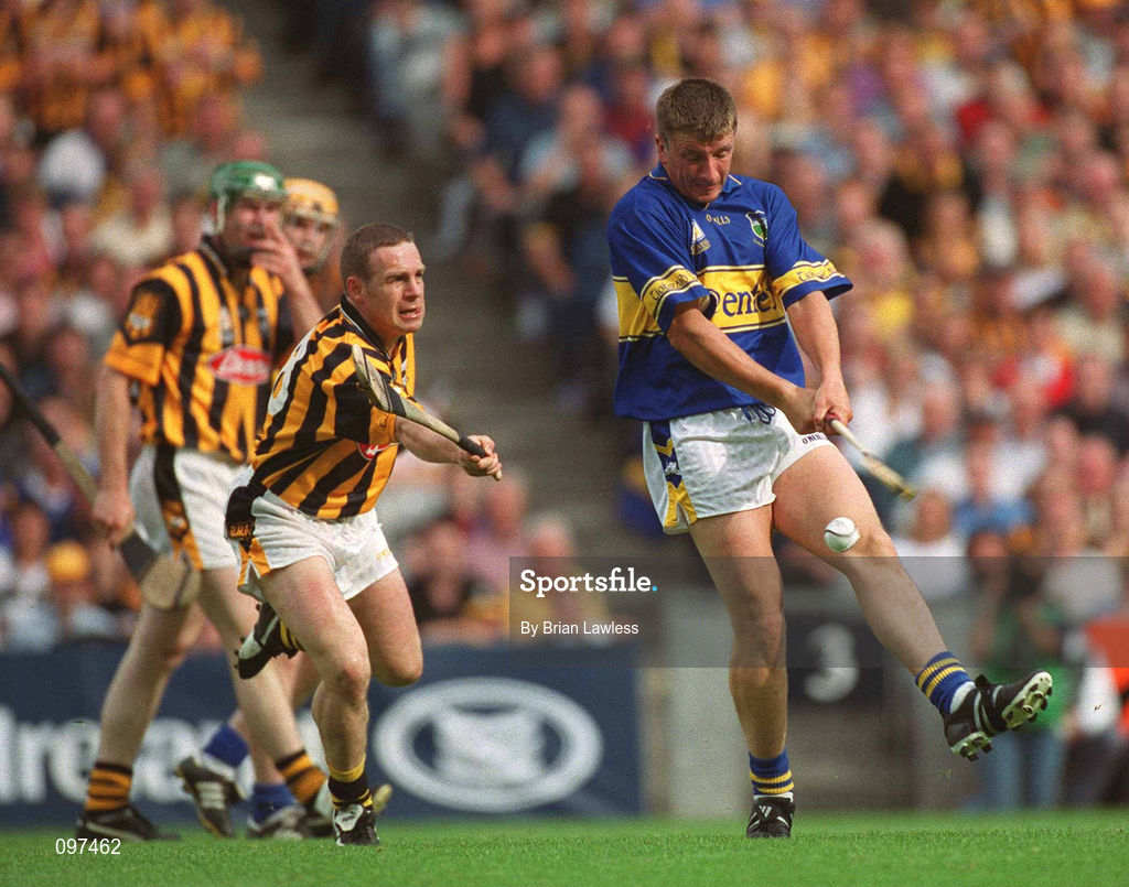 18 August 2002; Noel Morris of Tipperary clears his lines under pressure from Charlie Carter of Kilkenny during the Guinness All-Ireland Senior Hurling Championship Semi-Final match between Kilkenny and Tipperary at Croke Park in Dublin. Photo by Brian Lawless/Sportsfile