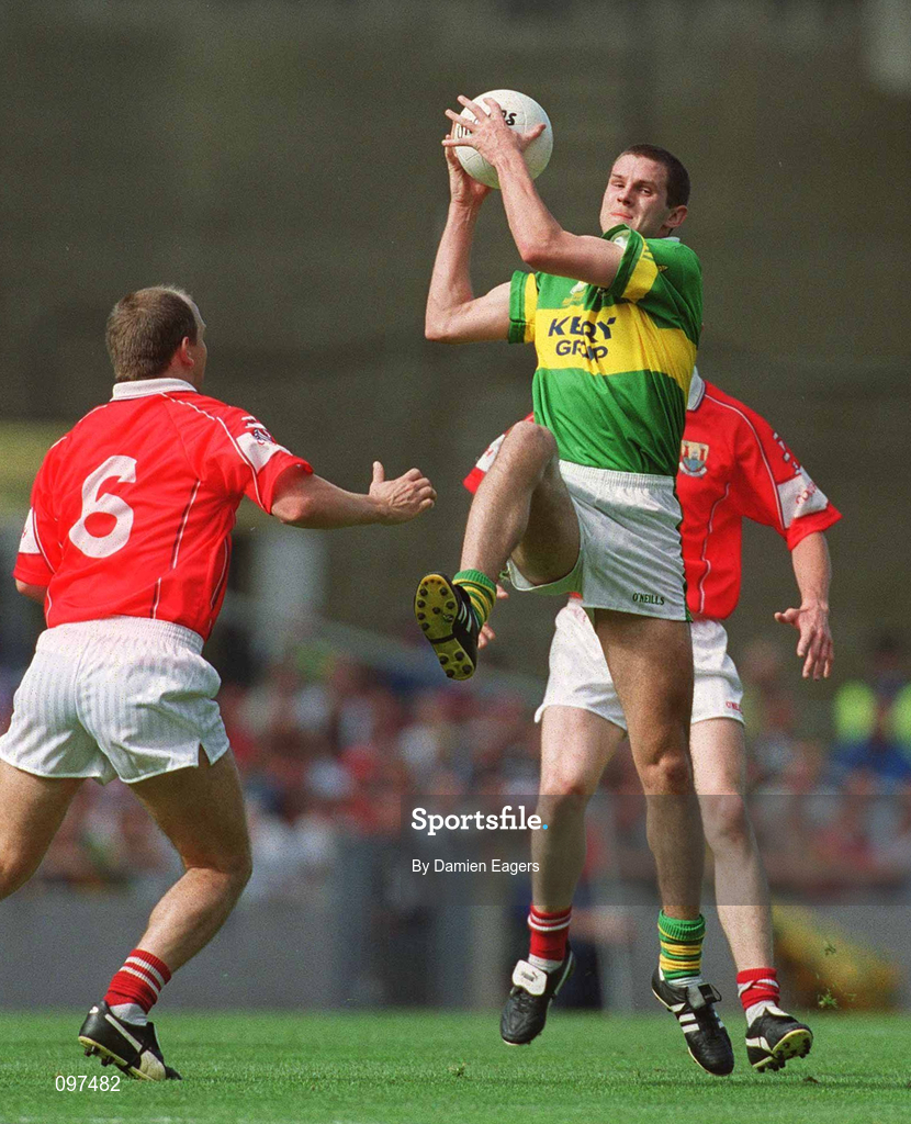 25 August 2002; Eoin Brosnan of Kerry fields the ball ahead of Ronan McCarthy of Cork during the Bank of Ireland All-Ireland Senior Football Championship Semi-Final match between Kerry and Cork at Croke Park in Dublin. Photo by Damien Eagers/Sportsfile