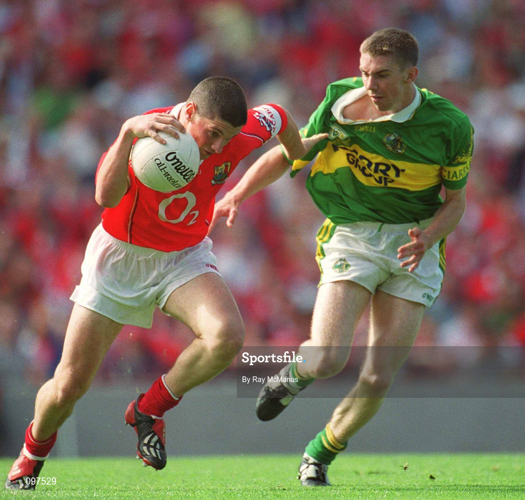 25 August 2002; Fionan Murray of Cork in action against Marc Ó Sé of Kerry during the Bank of Ireland All-Ireland Senior Football Championship Semi-Final match between Kerry and Cork at Croke Park in Dublin. Photo by Ray McManus/Sportsfile