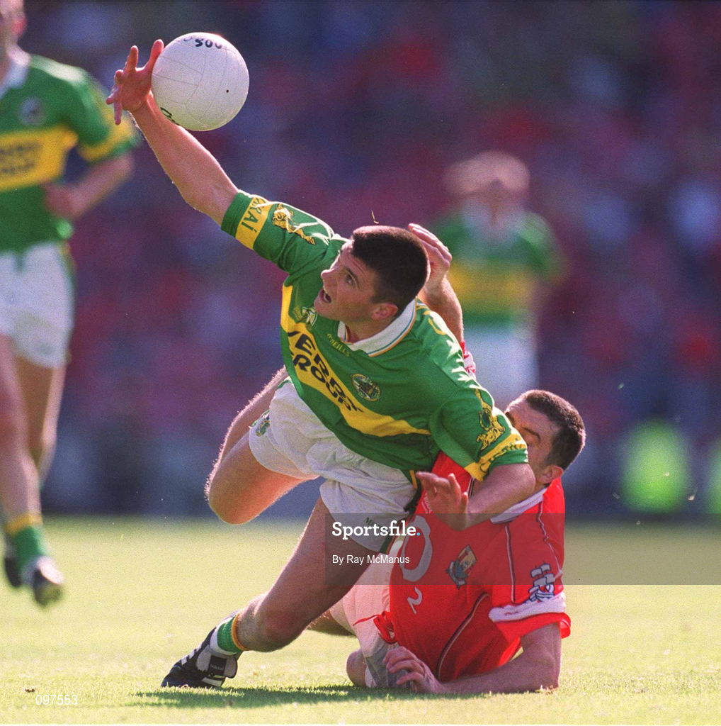 25 August 2002; Aodán Mac Gearailt of Kerry is tackled by Martin Cronin of Cork during the Bank of Ireland All-Ireland Senior Football Championship Semi-Final match between Kerry and Cork at Croke Park in Dublin. Photo by Ray McManus/Sportsfile