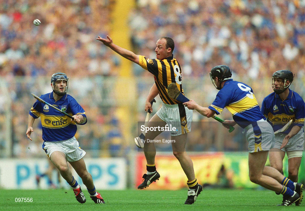 18 August 2002; Martin Comerford of Kilkenny handpasses as Tipperary players, from left, Paul Kelly, Eddie Enright, and Thomas Dunne look on during the Guinness All-Ireland Senior Hurling Championship Semi-Final match between Kilkenny and Tipperary at Croke Park in Dublin. Photo by Damien Eagers/Sportsfile