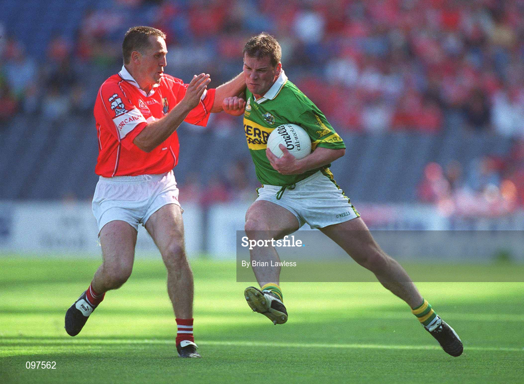 25 August 2002; Dara Ó Cinnéide of Kerry in action against Ciaran O'Sullivan of Cork during the Bank of Ireland All-Ireland Senior Football Championship Semi-Final match between Kerry and Cork at Croke Park in Dublin. Photo by Brian Lawless/Sportsfile
