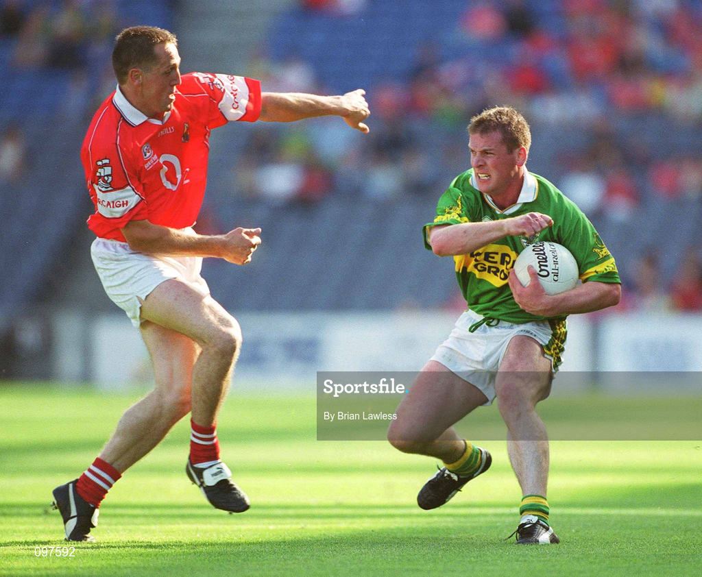 25 August 2002; Dara Ó Cinnéide of Kerry in action against Ciarán O'Sullivan of Cork during the Bank of Ireland All-Ireland Senior Football Championship Semi-Final match between Kerry and Cork at Croke Park in Dublin. Photo by Brian Lawless/Sportsfile