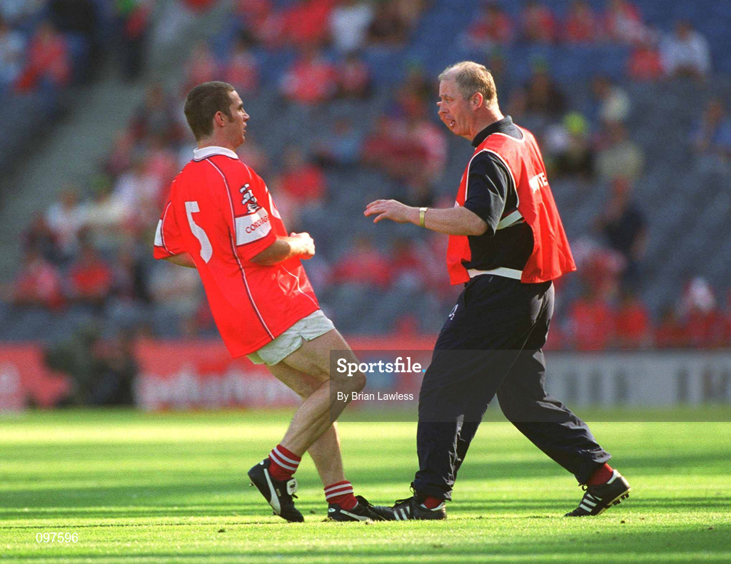 25 August 2002; Cork manager Larry Tompkins speaks with Eoin Sexton during the Bank of Ireland All-Ireland Senior Football Championship Semi-Final match between Kerry and Cork at Croke Park in Dublin. Photo by Brian Lawless/Sportsfile