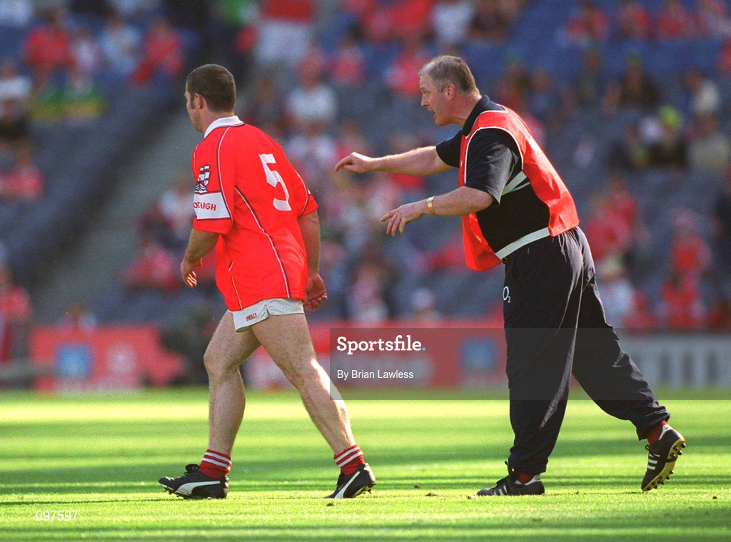 25 August 2002; Cork manager Larry Tompkins speaks with Eoin Sexton during the Bank of Ireland All-Ireland Senior Football Championship Semi-Final match between Kerry and Cork at Croke Park in Dublin. Photo by Brian Lawless/Sportsfile