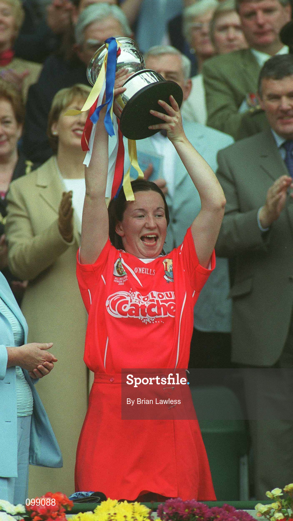 15 September 2002; Cork captain Una O'Donoghue lifts the trophy following the All-Ireland Senior Camogie Championship Final match between Cork and Tipperary at Croke Park in Dublin. Photo by Brian Lawless/Sportsfile