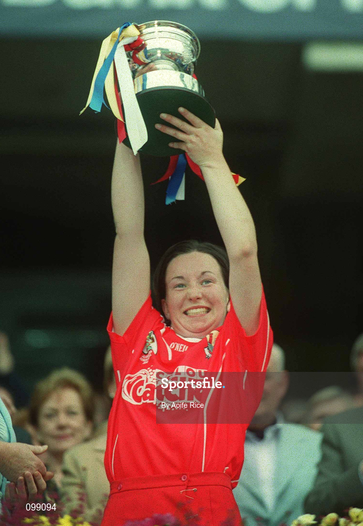 15 September 2002; Cork captain Una O'Donoghue lifts the trophy following the All-Ireland Senior Camogie Championship Final match between Cork and Tipperary at Croke Park in Dublin. Photo by Aoife Rice/Sportsfile