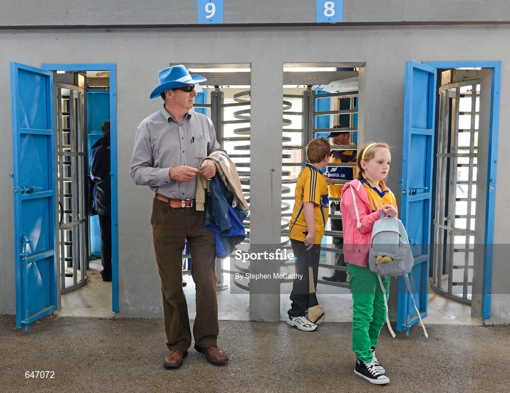17 June 2012; Supporters arrive ahead of the game. Munster GAA Hurling Senior Championship Semi-Final, Clare v Waterford, Semple Stadium, Thurles, Co. Tipperary. Picture credit: Stephen McCarthy / SPORTSFILE