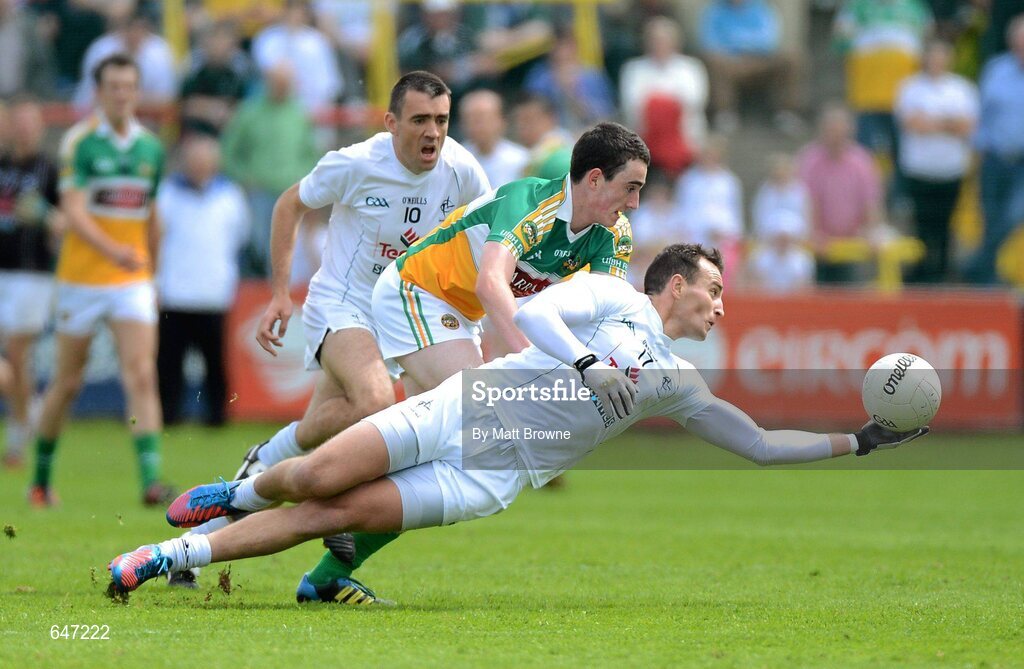 17 June 2012; Robert Kelly, Kildare, in action against Eoin Rigney, Offaly. Leinster GAA Football Senior Championship Quarter-Final, Offaly v Kildare, O'Moore Park, Portlaoise, Co. Laois. Picture credit: Matt Browne / SPORTSFILE